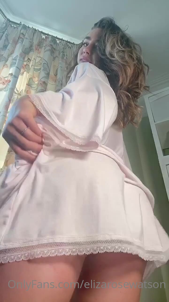 eliza rose watson selfie