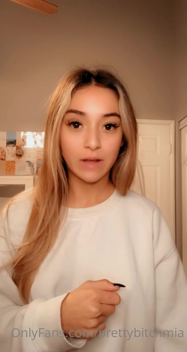 prettybitchmia nude leak