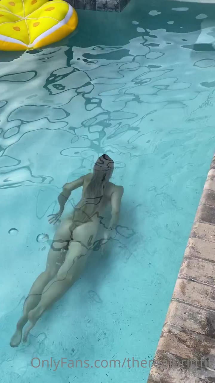 therealbrittfit pool