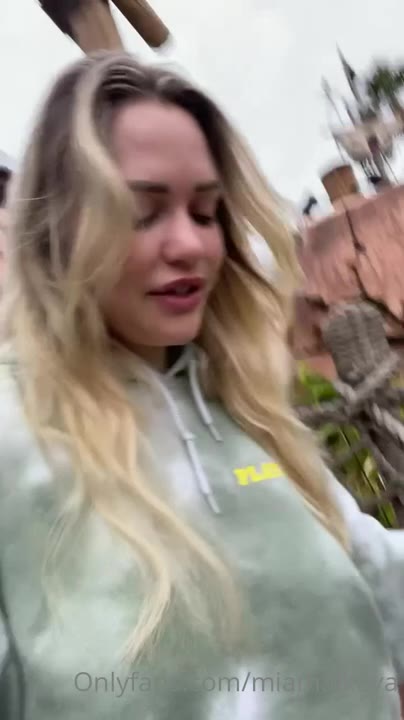 mia malkova pee
