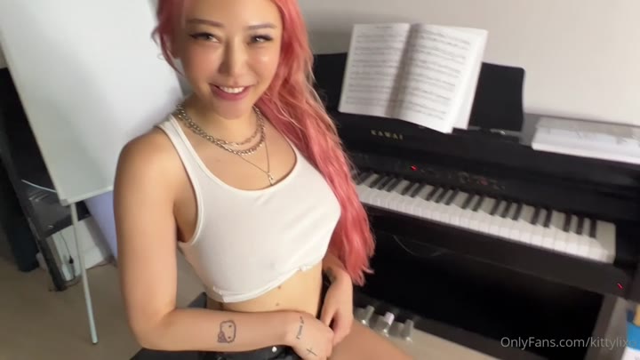 sexy bitch sucking big tits Kittylixo Nudes