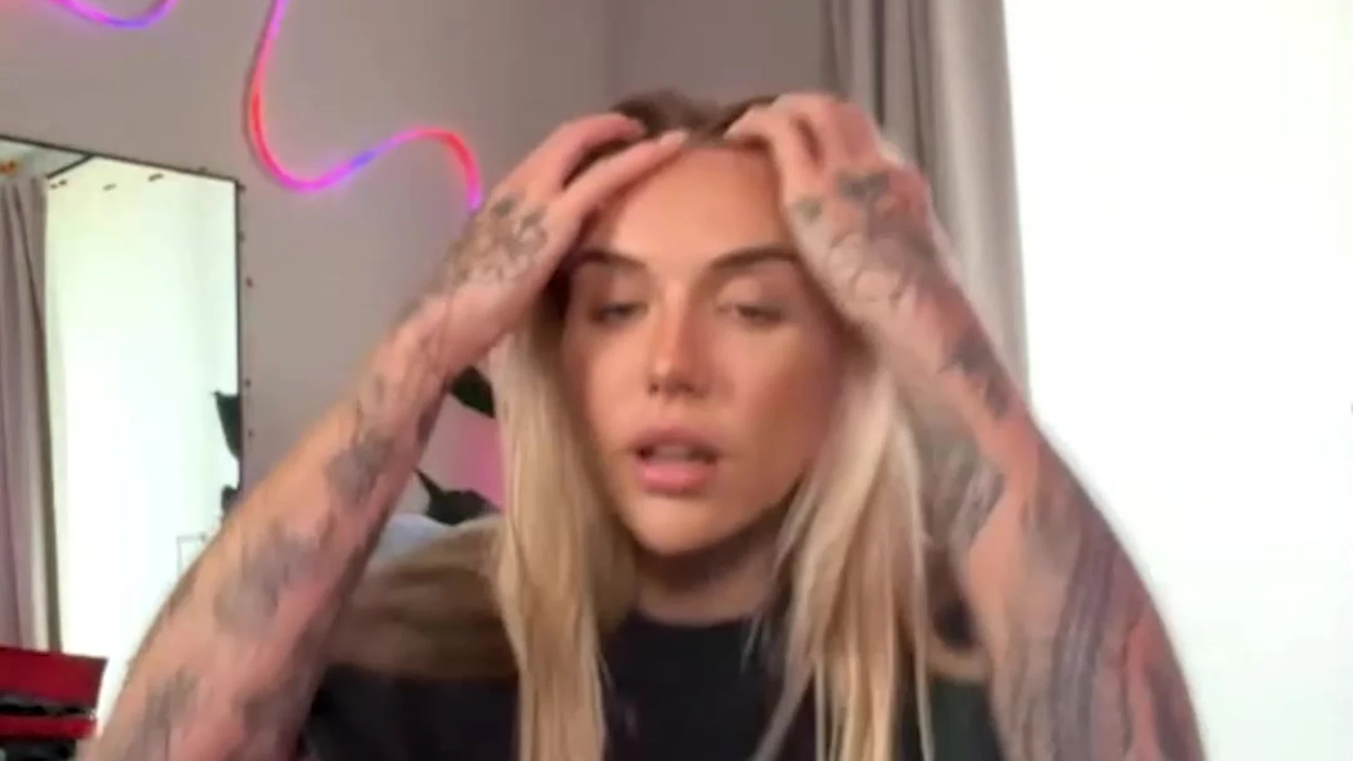 Babe Sweating fake tits Caserenn Leak
