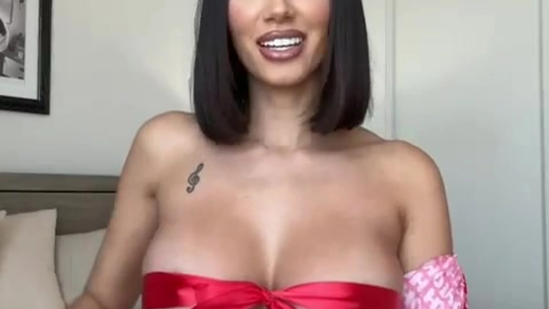 tease Amber Quinn tits