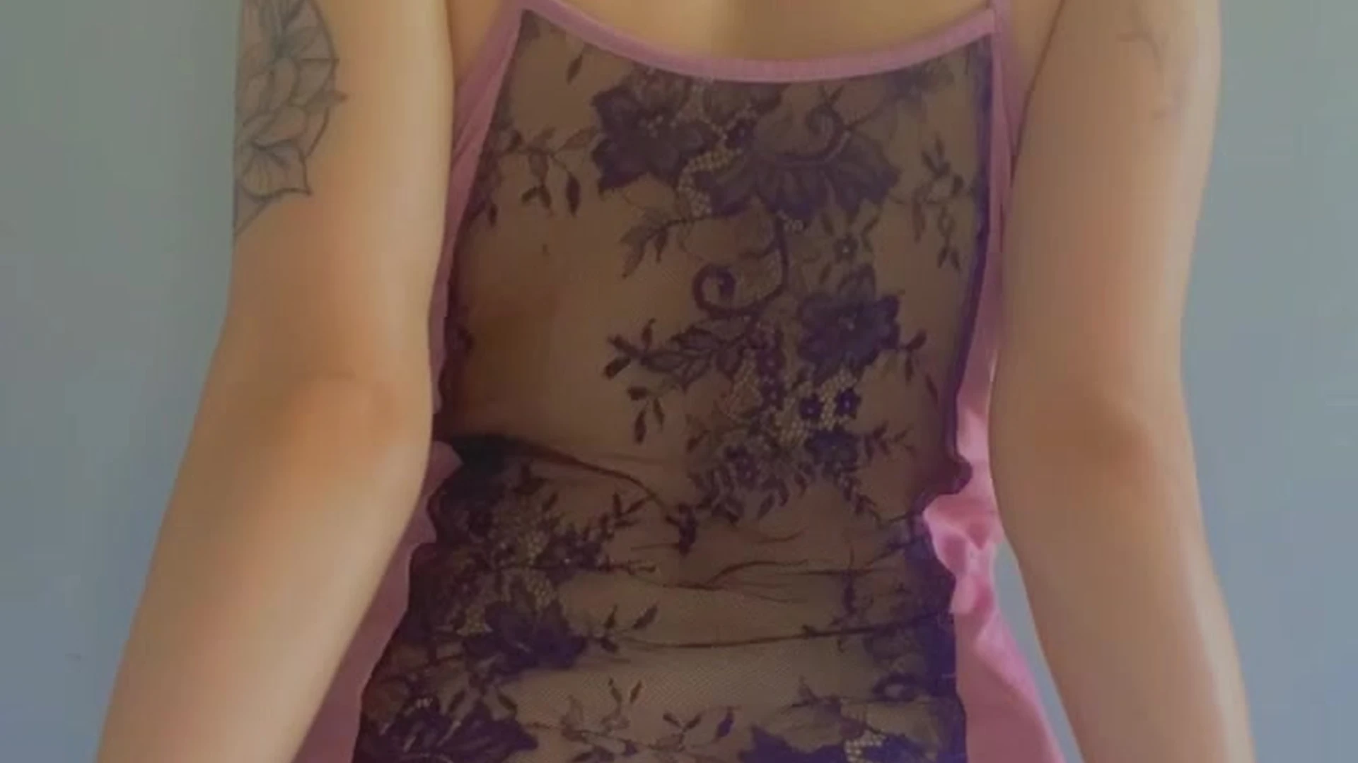 Babe Bree Louise masturbating