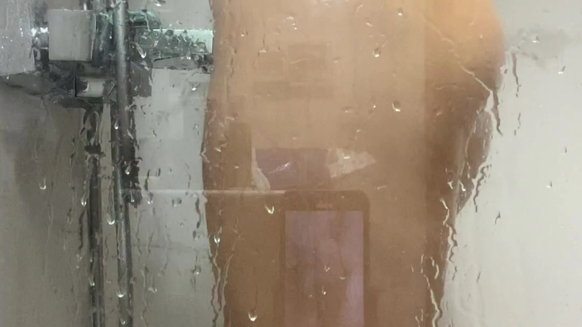 Petite Ellie Leen tits pic Exposed